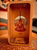 Drewniany incense holder w aranżacji rytuałowej