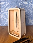 Drewniany incense holder w aranżacji rytuałowej