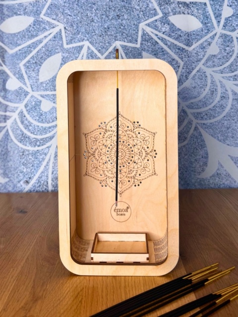 Drewniany incense holder w aranżacji rytuałowej