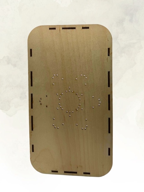 Drewniany incense holder w aranżacji rytuałowej