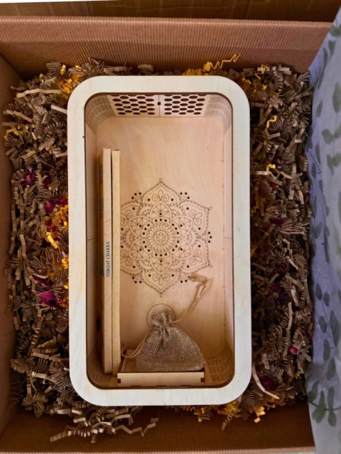 Drewniany incense holder w aranżacji rytuałowej