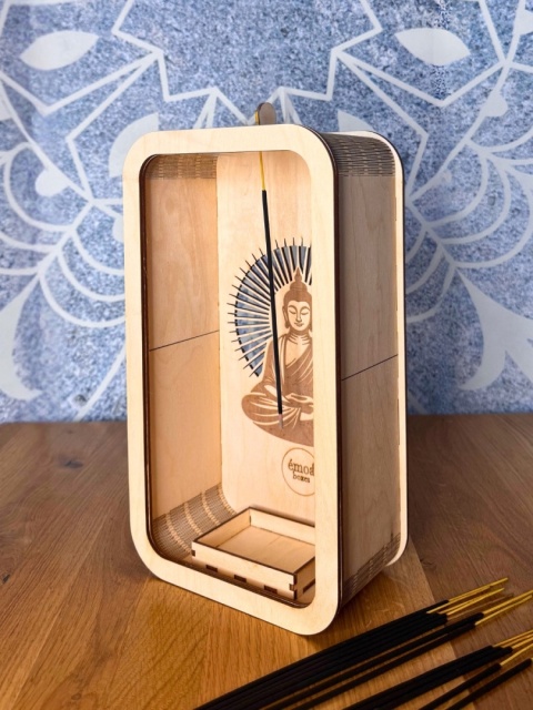 Drewniany incense holder w aranżacji rytuałowej
