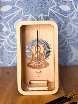 Drewniany incense holder w aranżacji rytuałowej