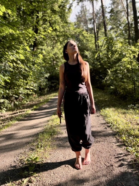 Czarne haremki unisex — minimalistyczny styl, etniczne akcenty