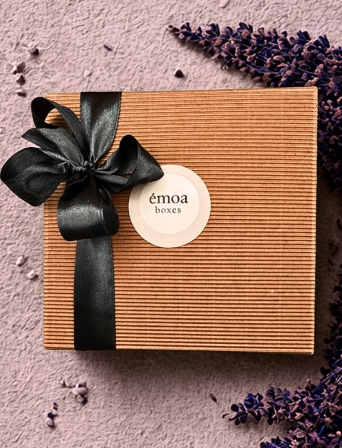 Czarna metalowa podstawka do palenia żywicy w rytualnej przestrzeni