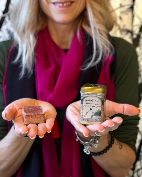 Perfumy w kostce w metalowym pudełku – ambra, piżmo, jaśmin