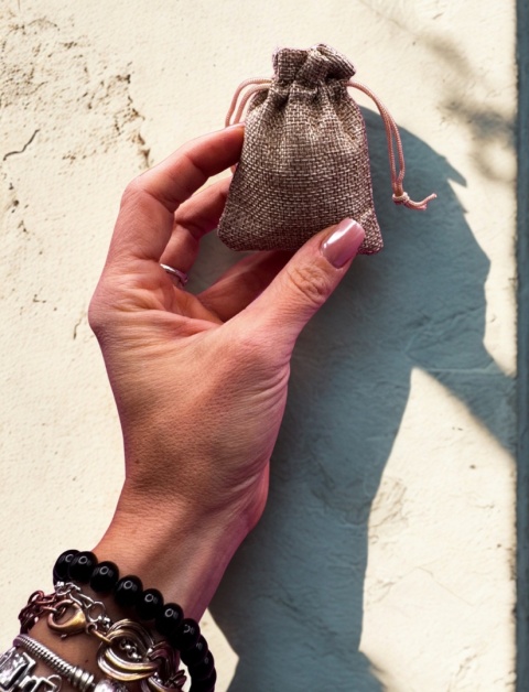 Naturalne kadzidła żywiczne w rytualnym naczyniu