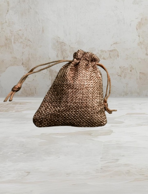 Naturalne kadzidła żywiczne w rytualnym naczyniu