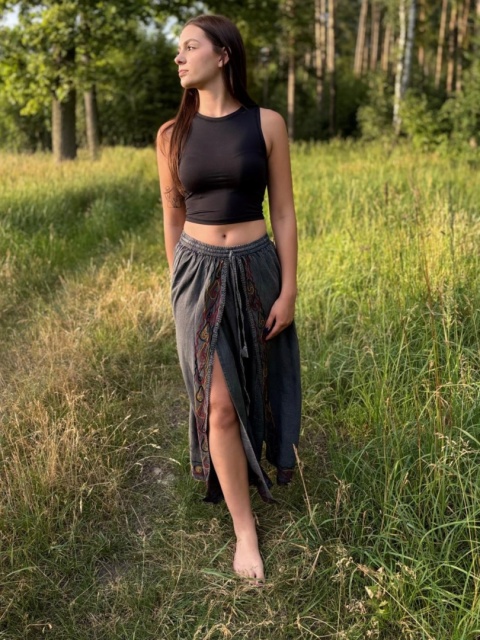Flow Skirt Trousers – Stone Spirit. Ruch, który uspokaja. Kolor, który ugruntowuje.