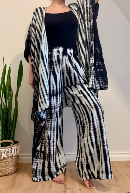 Luźne kimono, które otula jak poranny oddech.