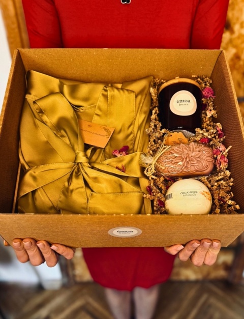 Satin & Soul Premium Box – świeca, szlafrok, mydło Lotosu i kula do kąpieli w rytuale relaksu
