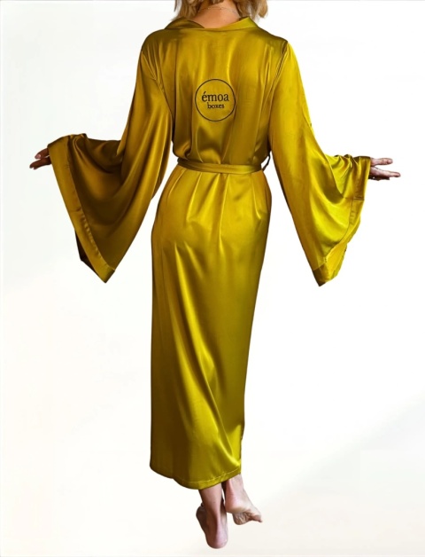 Szlafrok émoa na kobiecie – miękkość, komfort, rytuał