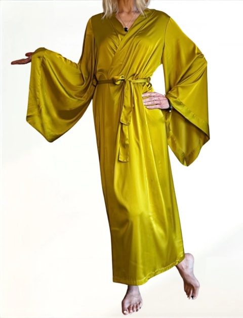 Szlafrok émoa na kobiecie – miękkość, komfort, rytuał