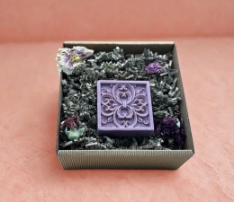 Ręcznie robione mydło w kształcie kwiecistym